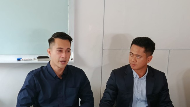 Eza Gionino saat memberi keterangan soal dirinya digugat cerai istri, Meiza Aulia Goritha. (Selvianus Kopong Basar / FTNews.co.id)